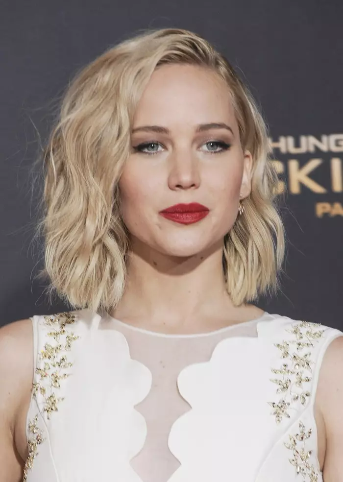 D'Schauspillerin Jennifer Lawrence weist e Pop vu roude Lipfaarf bei The Hunger Games: Mocking Jay - Part 2 Première zu LA. Foto: Tinseltown / Shutterstock.com