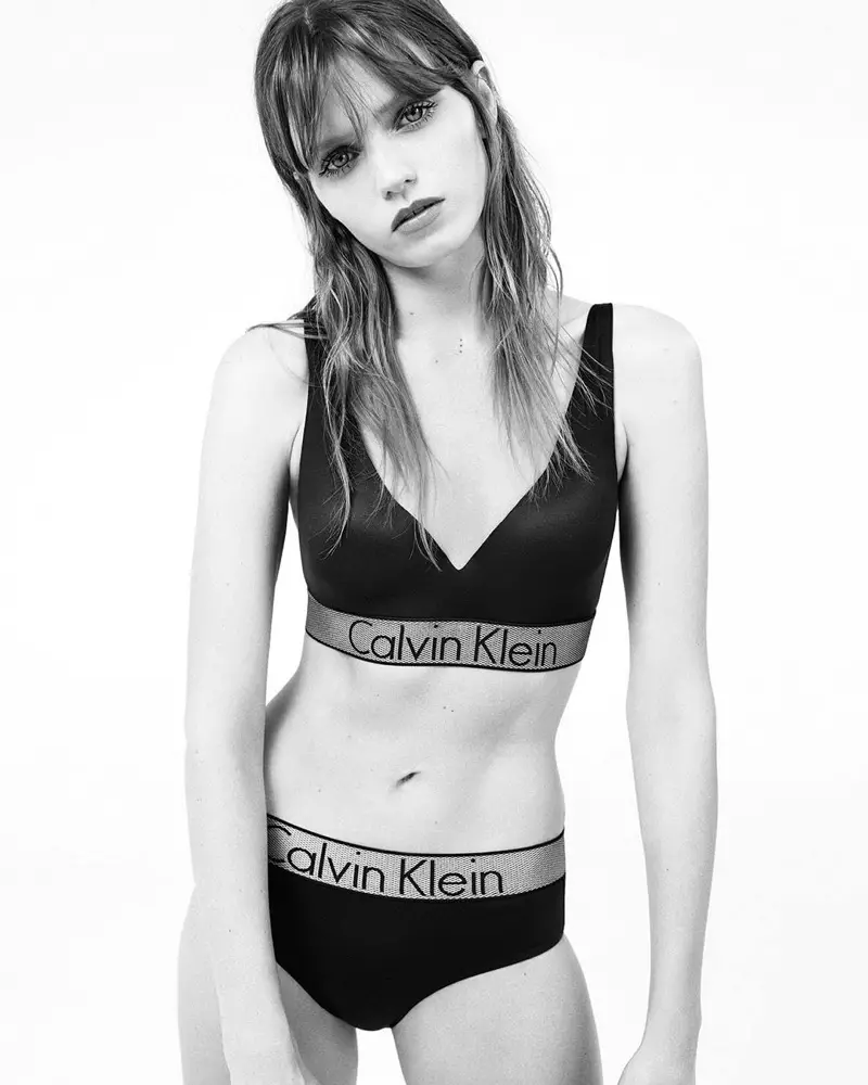 Abbey Lee Kershaw brendin 2017-ci ilin payız-qış kampaniyasında Calvin Klein Alt paltarının loqolarını silkələyir.