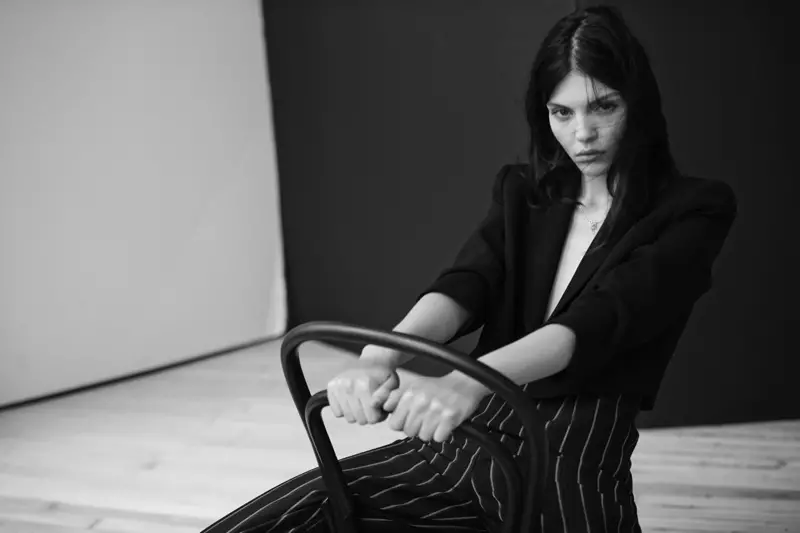 Kate Bogucharskaia Strips Down to Basics for Centrefold de Eric Guillemain