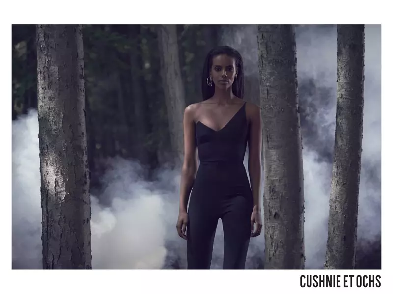 Si Grace Mahary nag-pose sa porma nga angay nga jumpsuit alang sa kampanya sa fall-winter 2017 ni Cushnie et Ochs