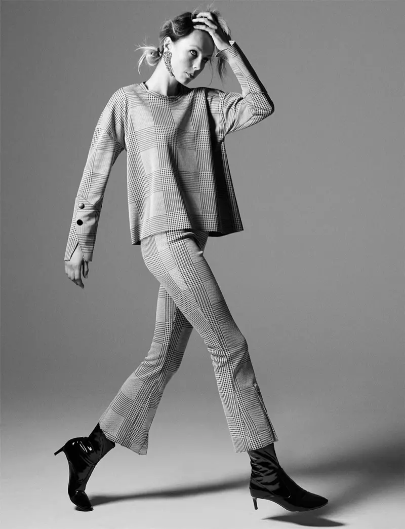 Edie Campbell สวมเสื้อลายตาราง Zara กางเกงลายตาราง และรองเท้าบูทหุ้มข้อสิทธิบัตรเทียม