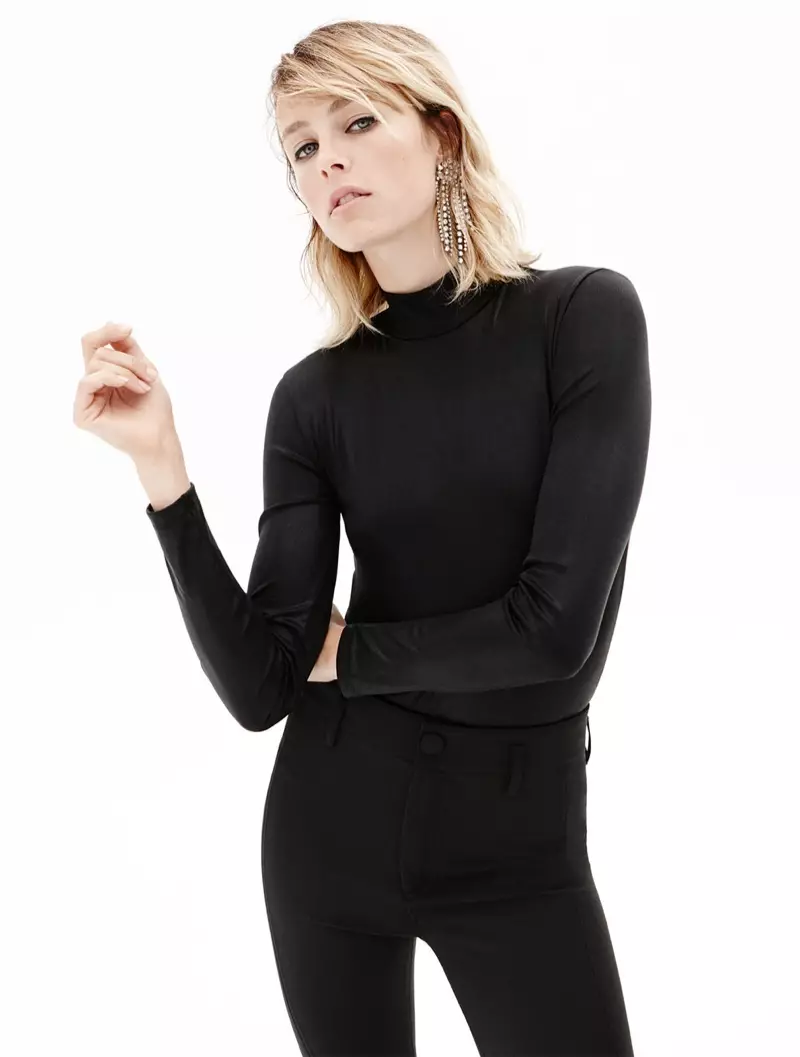 Edie Campbell diện mẫu Bodysuit có cổ Polo sáng bóng của Zara, cạp quần và khuy tai lấp lánh