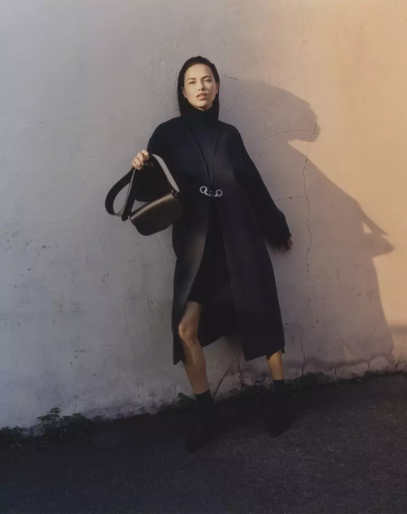 ’n Beeld van Sportmax se herfs-winter 2017-advertensieveldtog met Adriana Lima in die hoofrol