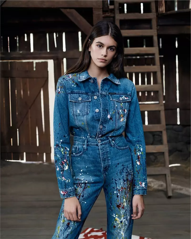 Bhí an chuma ar Kaia Gerber i dtrí fheachtas denim don bhranda i 2018. Tháinig iníon Cindy Crawford, an 17 bliain d'aois fiú isteach lena deartháir Presley le haghaidh na bhfógraí a ghlac Willy Vanderperre. Tá súil agam go dtosóidh muid ag féachaint ar níos mó di don bhranda sna blianta beaga atá romhainn.