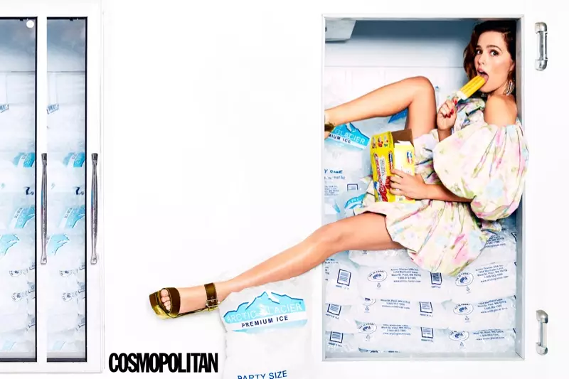 Ag ithe popsicle, caitheann Zoey Deutch gúna Marc Jacobs, sandals Jimmy Choo agus cluaise Area