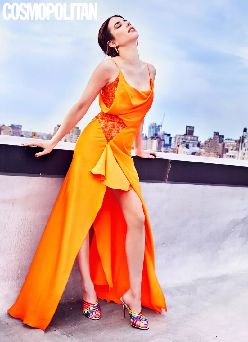 Emma Roberts pose dina gaun oranyeu