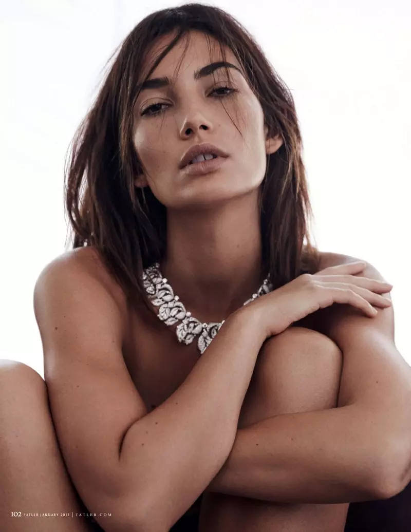 Brilhando, Lily Aldridge posa com colar de colarinho Bulgari