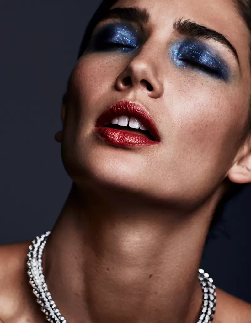 Servendo l'ispirazione della bellezza, Lily Aldridge modella un ombretto blu scintillante con rossetto rosso