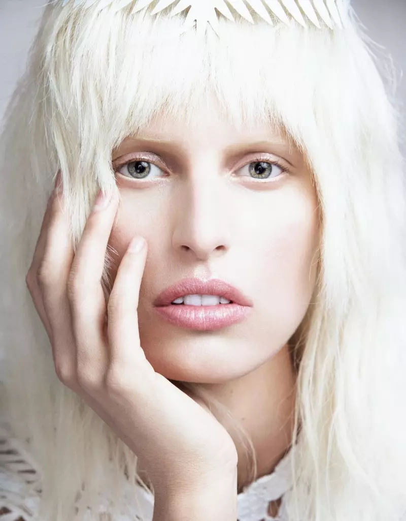 Karolina Kurkova 是 Numéro Tokyo 的花童 2013 年 6 月 Nino Muñoz