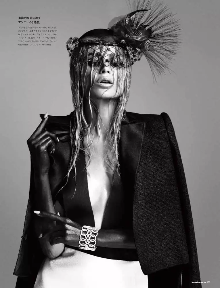 Carolyn Murphy da Hands On for Numéro Tokyo 2013ko apirilean Nino Muñozen eskutik