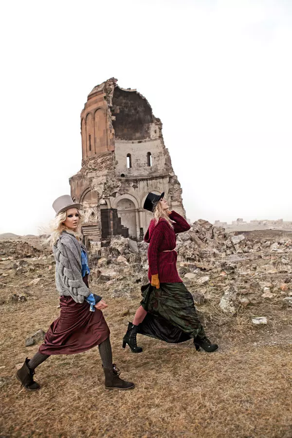 Ana Zalewska i Karolin Machova dla Elle Turkey by Senol Altun