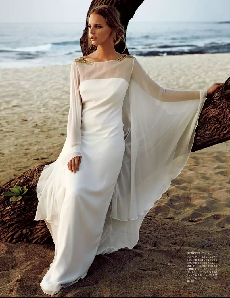 Marloes Horst Vogue Japan Wedding Special үчүн кызарган колукту ойнойт