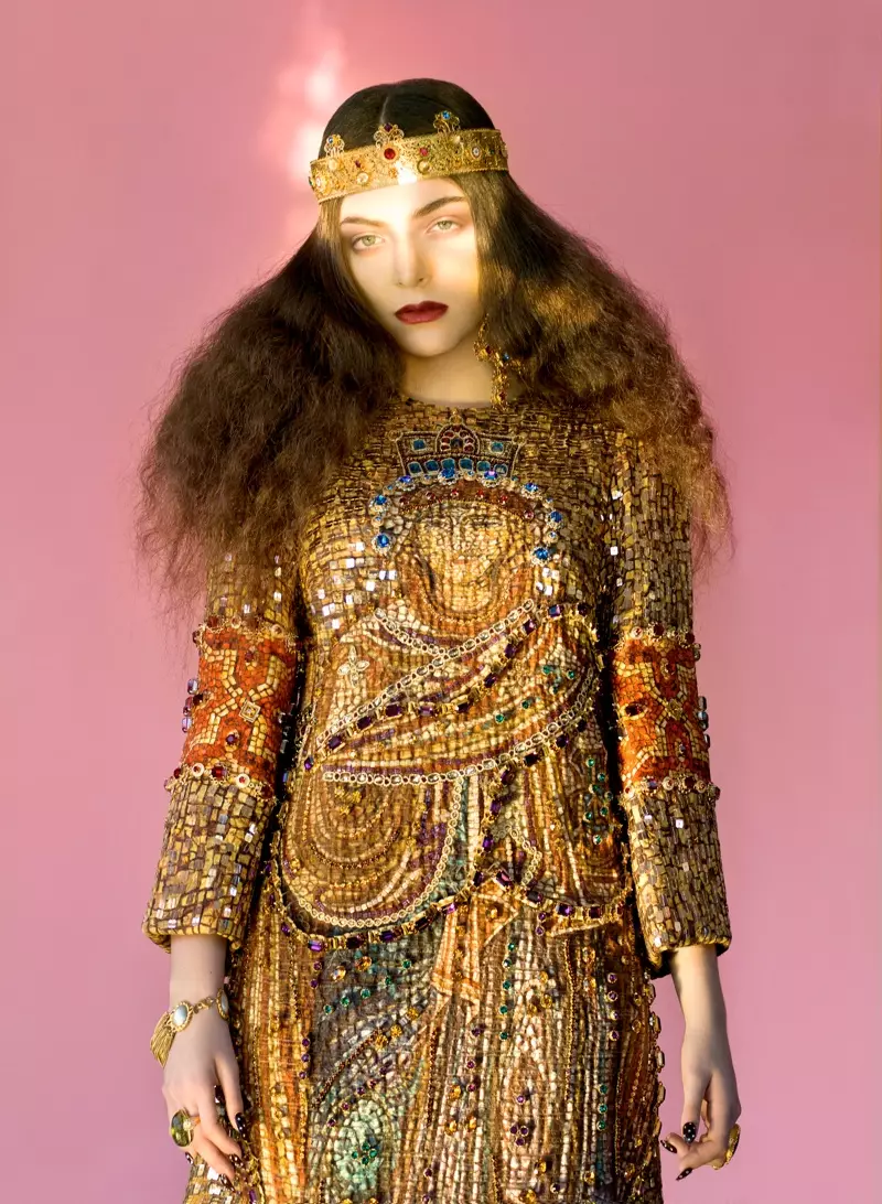 Lorde Looks Like Royalty for The Wild aldizkarirako Stevie eta Madaren eskutik