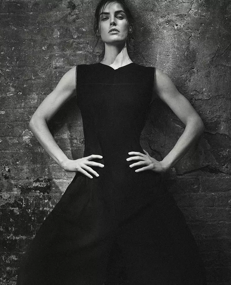 Hilary Rhoda yw En Pointe yn T Magazine Singapore