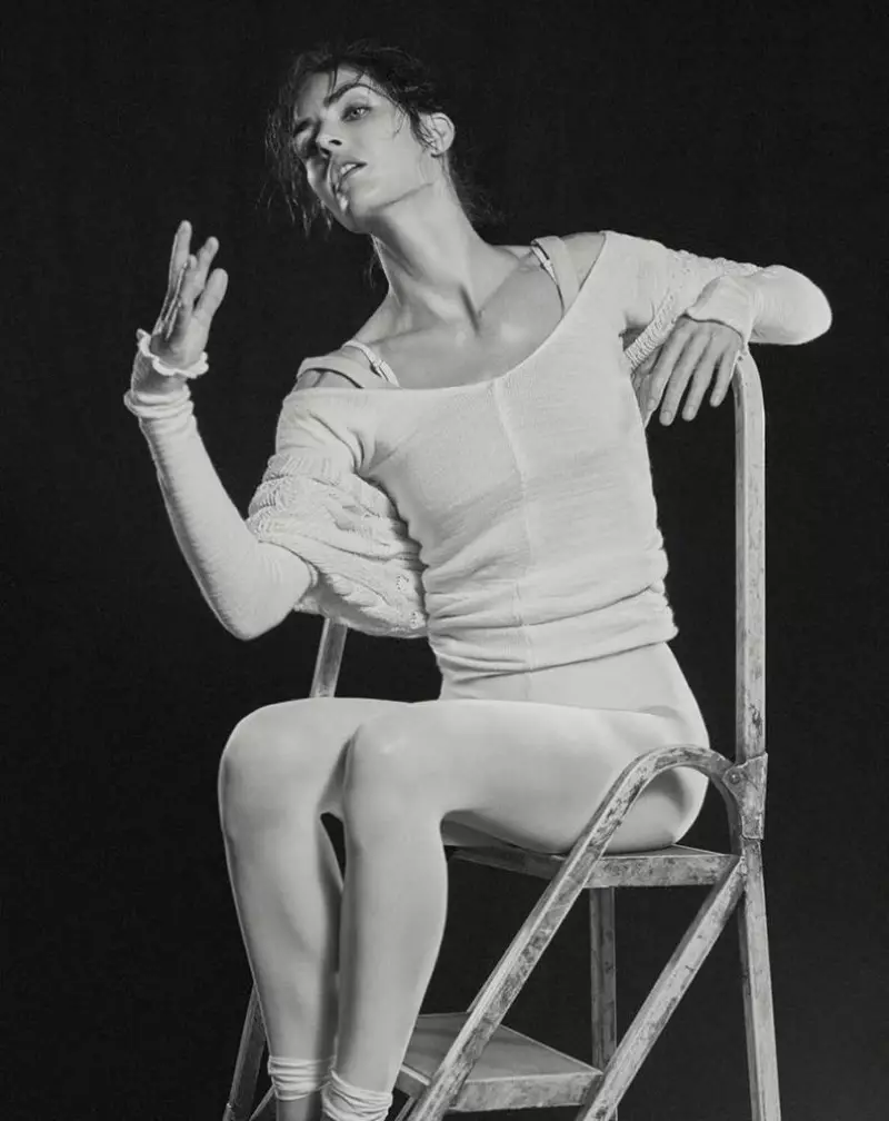 Hilary Rhoda minangka En Pointe ing T Magazine Singapore