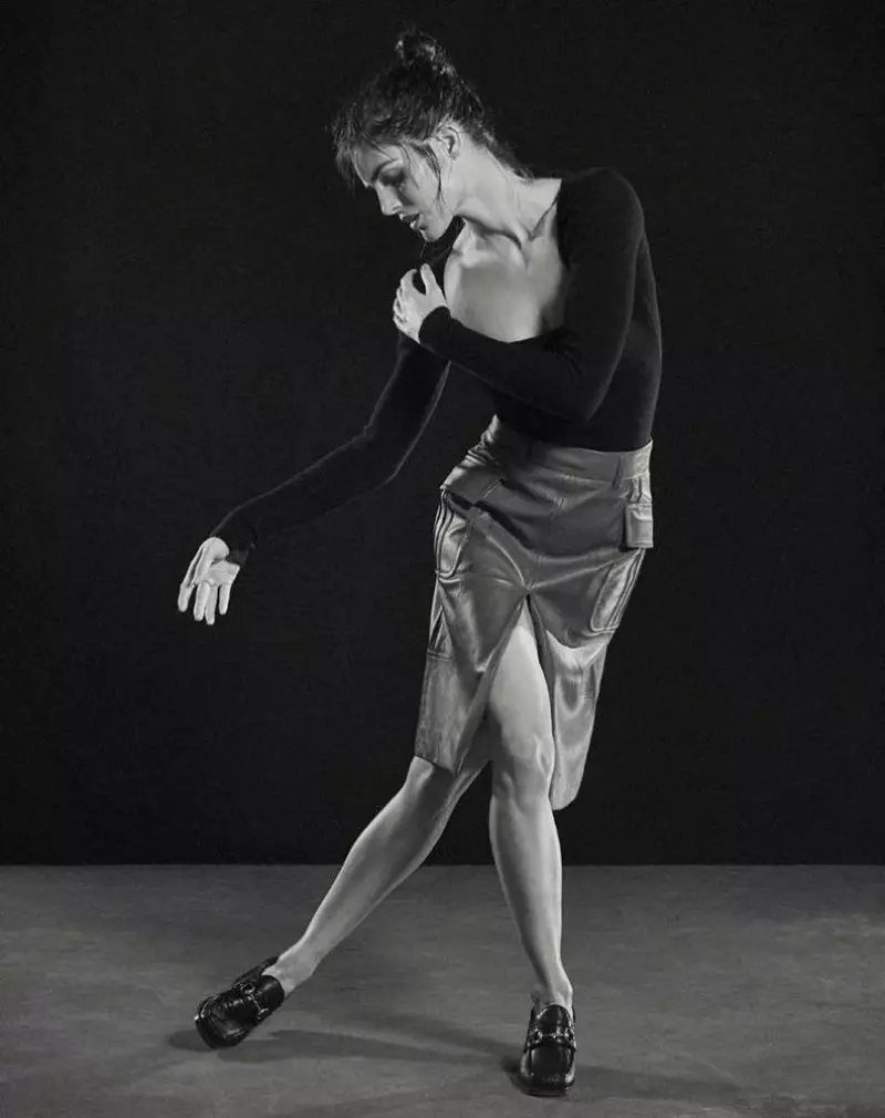 Hilary Rhoda เป็น En Pointe ในนิตยสาร T สิงคโปร์