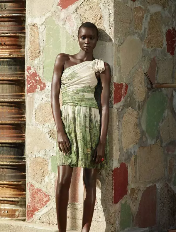 Ataui Deng د مارک سیګل لخوا د Bergdorf Goodman پسرلي 2011 لپاره