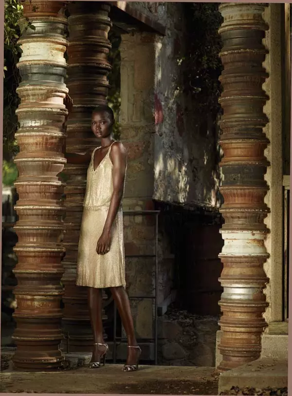 馬克·西格爾 (Mark Segal) 為伯格多夫·古德曼 (Bergdorf Goodman) 2011 年春季設計的 Ataui Deng