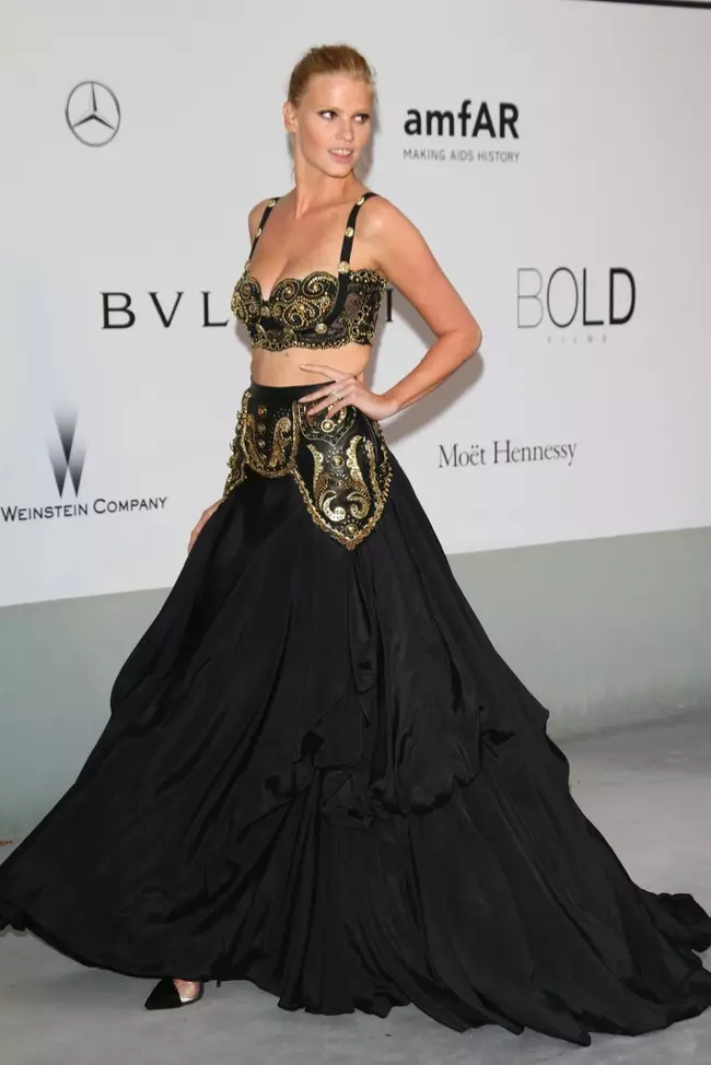 Lara Stone memakai Gianni Versace vintaj