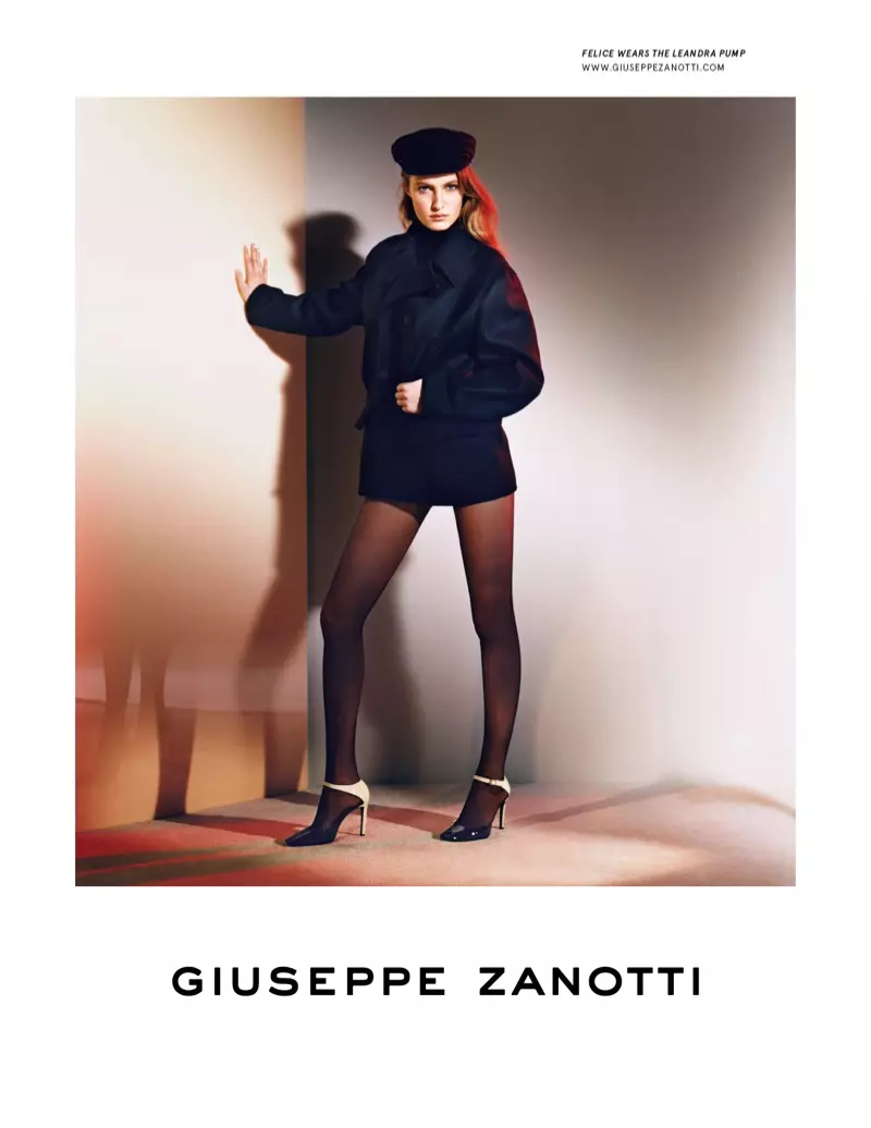 Ang modelong si Felice Noordhoff ay nagsusuot ng Giuseppe Zanotti pump