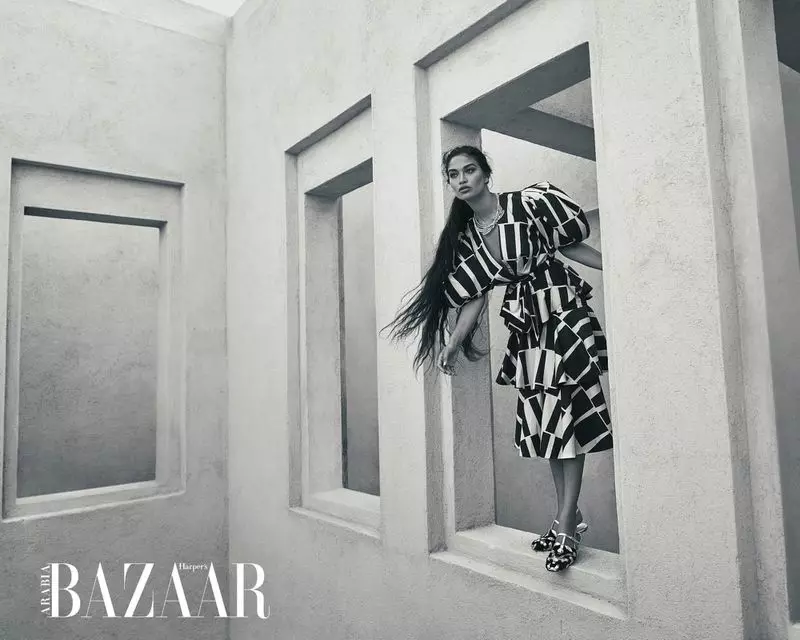 Shanina Shaik Yn Weledigaeth Mewn Breuddwydiol Yn Edrych am Harper's Bazaar Arabia