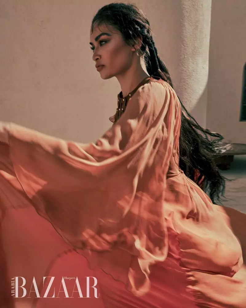 Shanina Shaik er sýn í draumkenndu útliti fyrir Harper's Bazaar Arabia