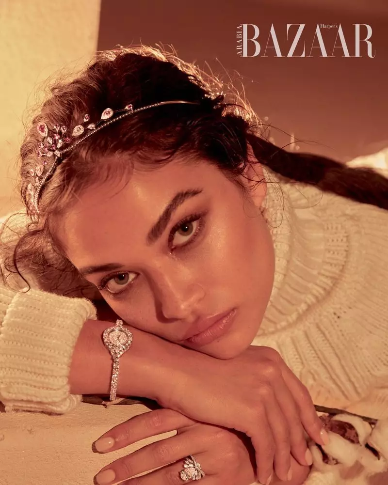 Shanina Shaik Nyaéta Visi dina Dreamy Looks pikeun Harper's Bazaar Arabia