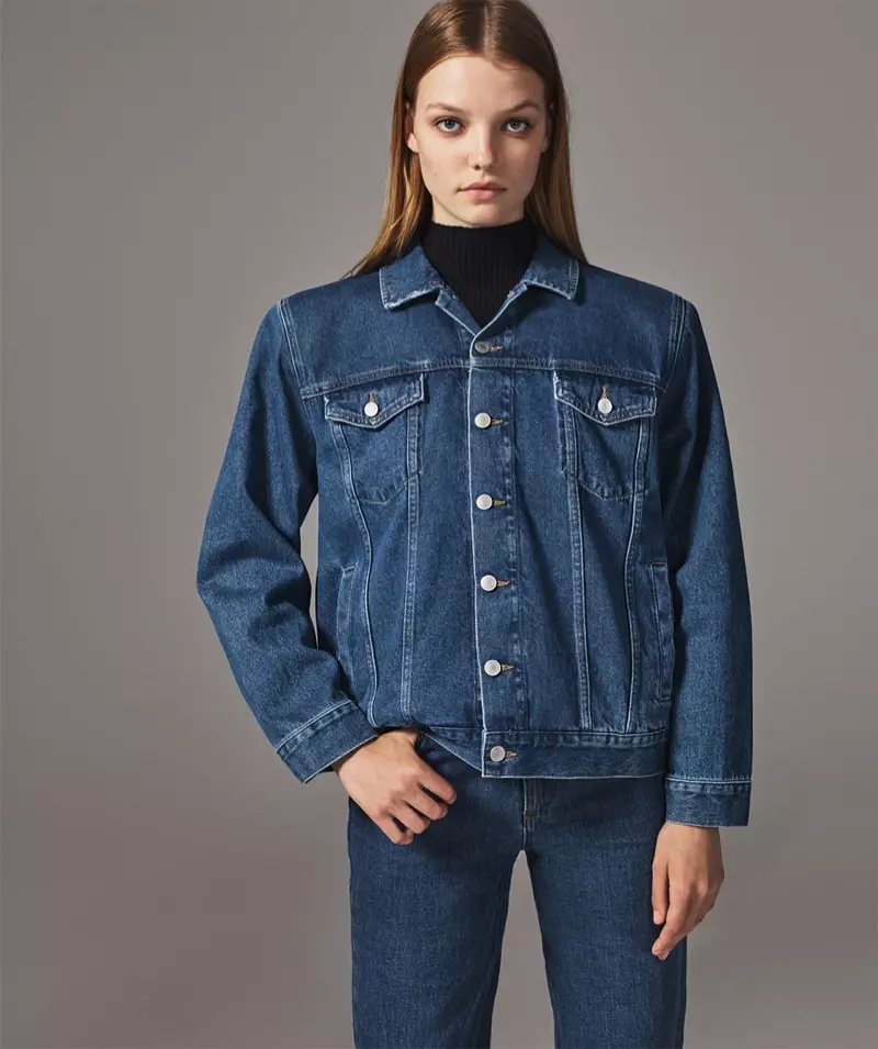 Roos Abels çakêtê denim Zara bi paçên milan û jeansên lingê fireh model dike