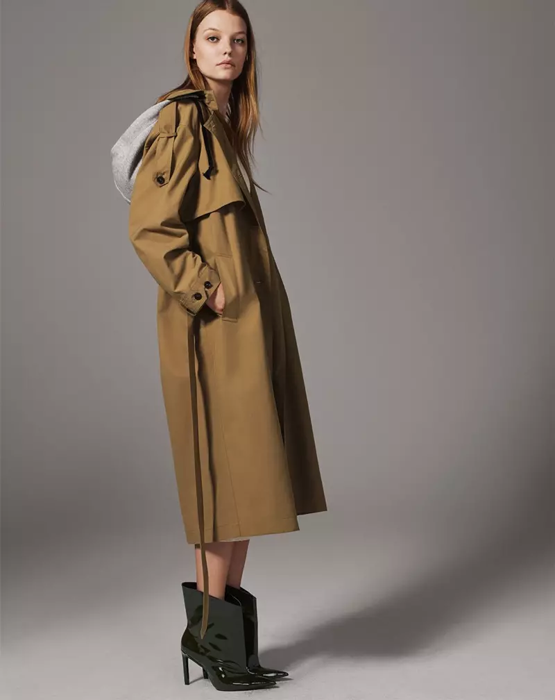 Si Roos Abels nagsul-ob og Zara trench coat nga adunay hood ug ankle boots