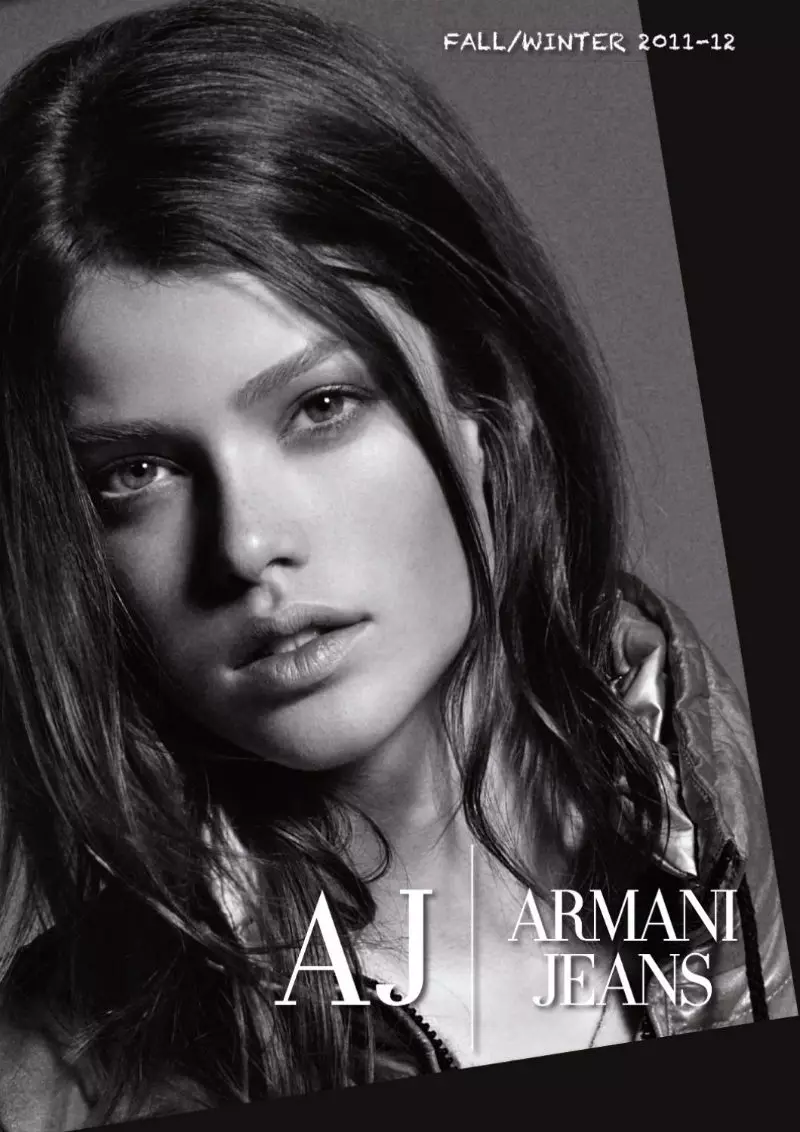 Джулия Санер 2011 жылғы күзгі Armani джинсы үшін