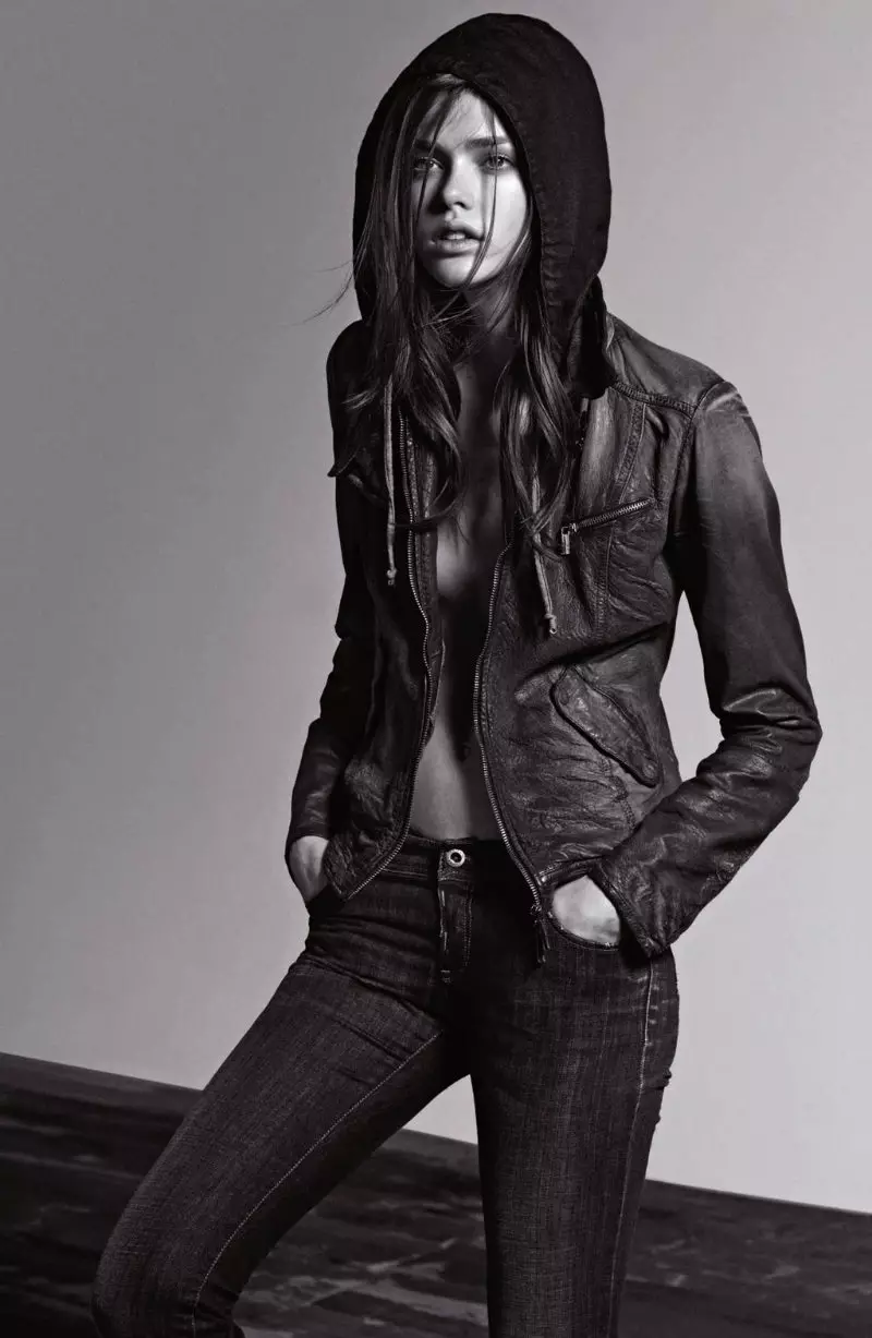 Ҷулия Санер барои тирамоҳи Jeans Armani 2011