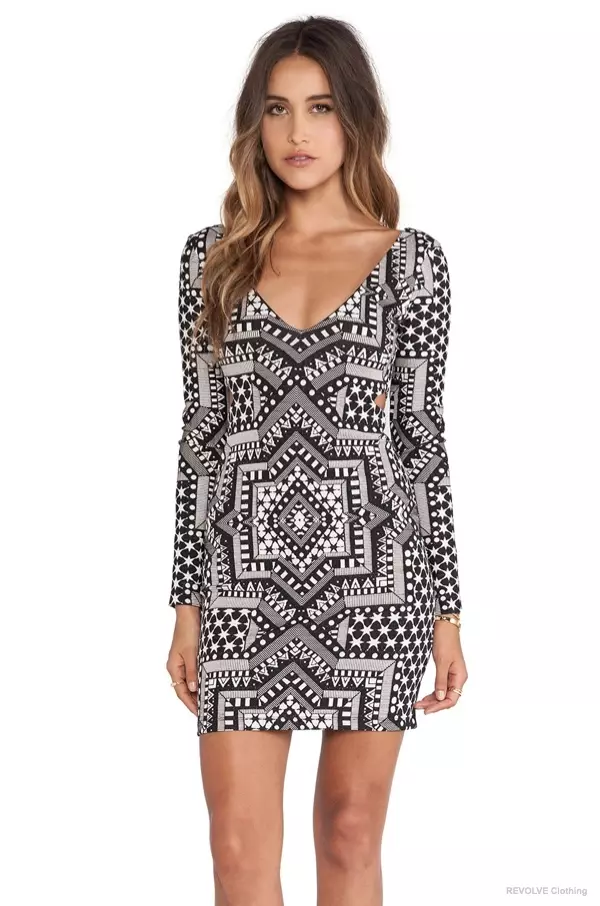 Mara Hoffman Deep V, ชุดเดรส Side Cut Out ใน Star Jacquard มีจำหน่ายที่ REVOLVE Clothing ราคา 194.00 ดอลลาร์