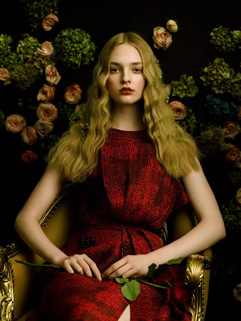 Olivia Hamilton Pakai Gaun Elegan di Harper's Bazaar Vietnam