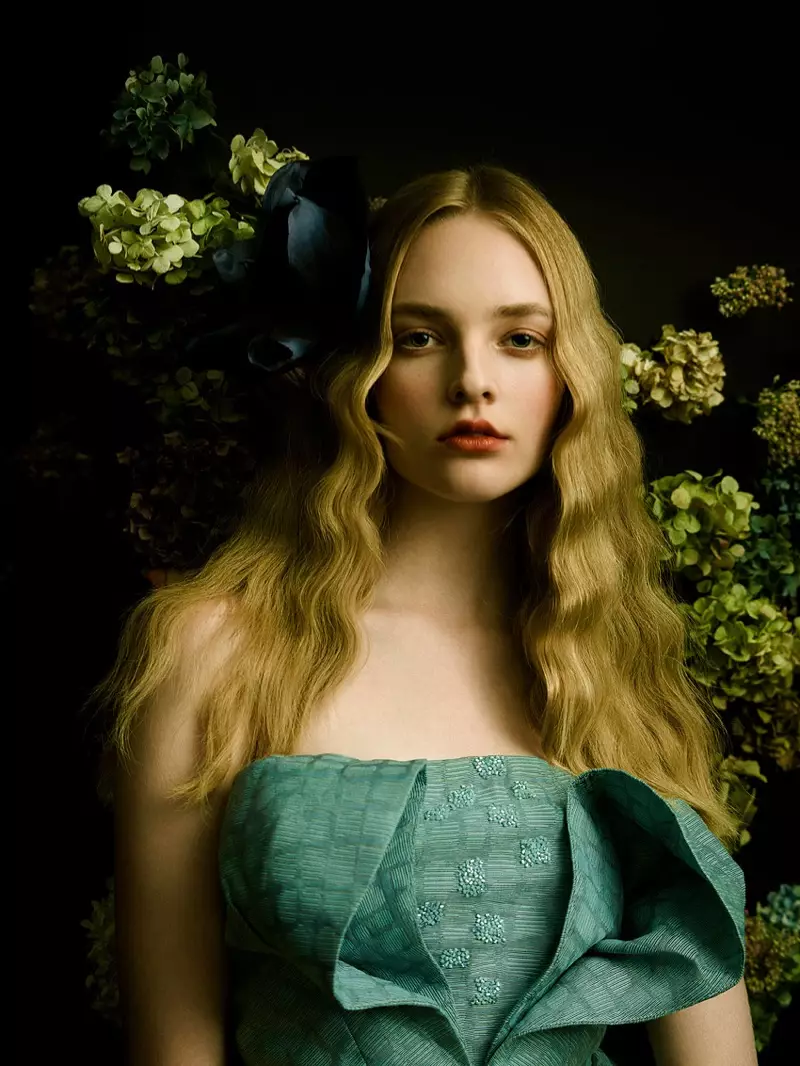 Caitheann Olivia Hamilton Gúnaí Galánta i Harper's Bazaar Vítneam