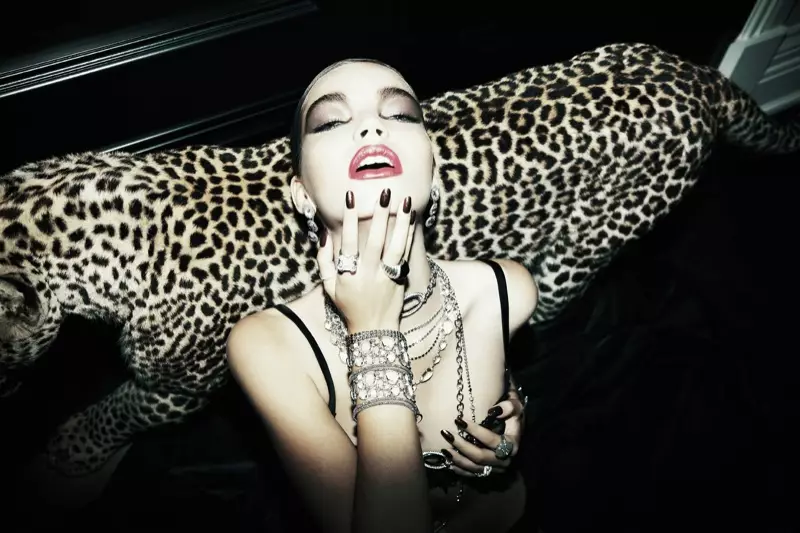 Gabrielle er Feline Chic for Dress to Kill av Richard Bernardin