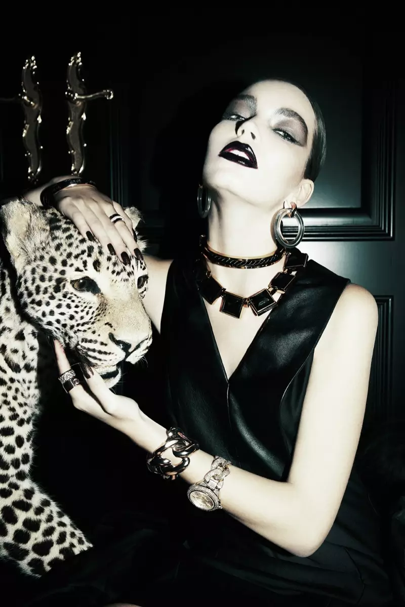 Gabrielle adalah Feline Chic untuk Dress to Kill oleh Richard Bernardin