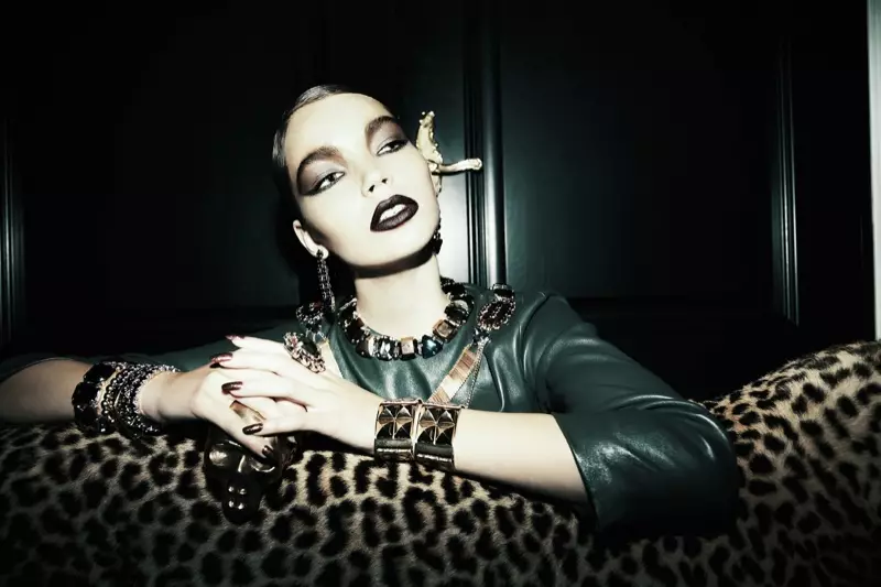 Gabrielle er Feline Chic for Dress to Kill av Richard Bernardin