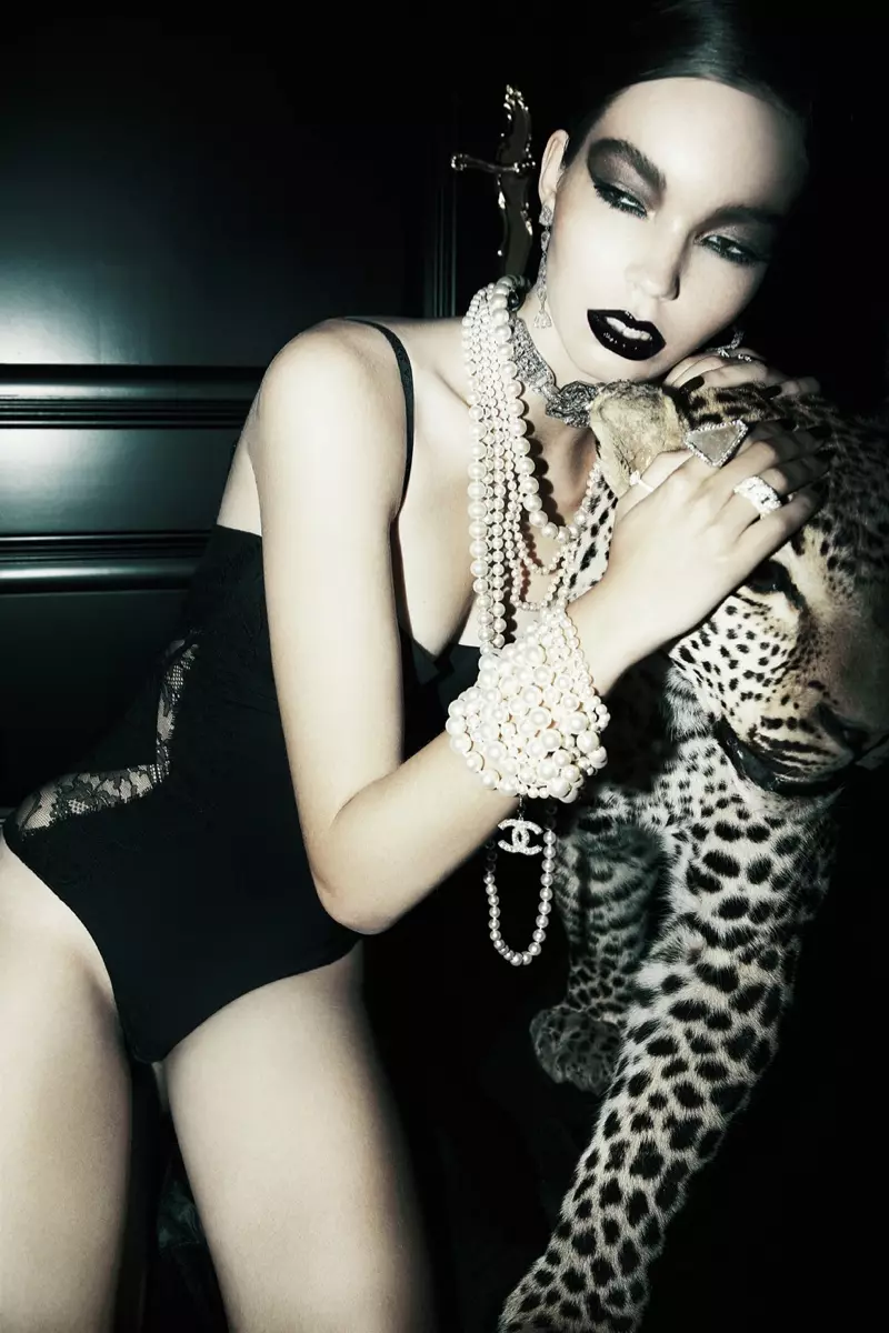 Gabrielle adalah Feline Chic untuk Dress to Kill oleh Richard Bernardin