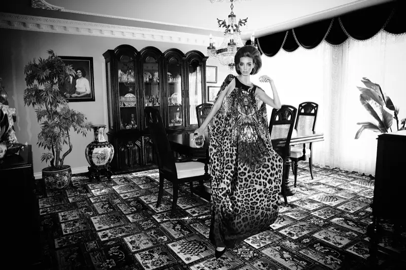 Dajana Antic interpreta una dona de casa desesperada per Dress to Kill de Richard Bernardin