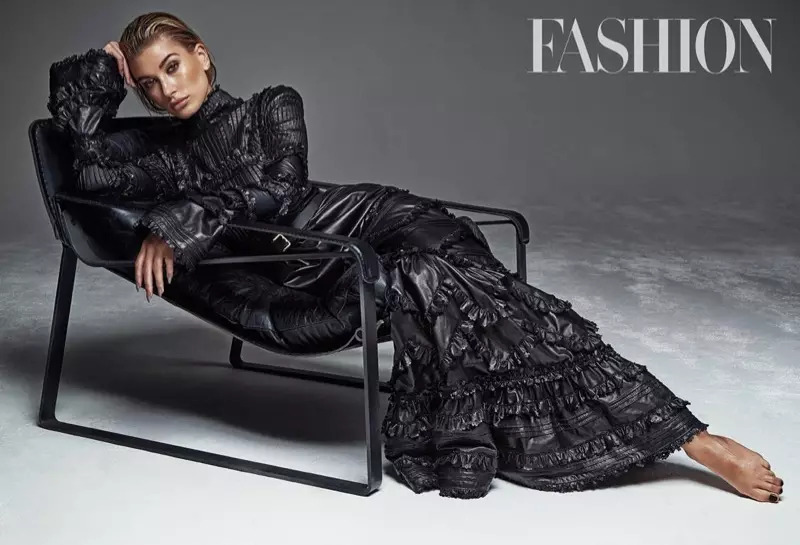 U-Hailey Baldwin ukhonza ngokuPhakamisa okuPholisayo uJonga kwiMagazini yeFASHION