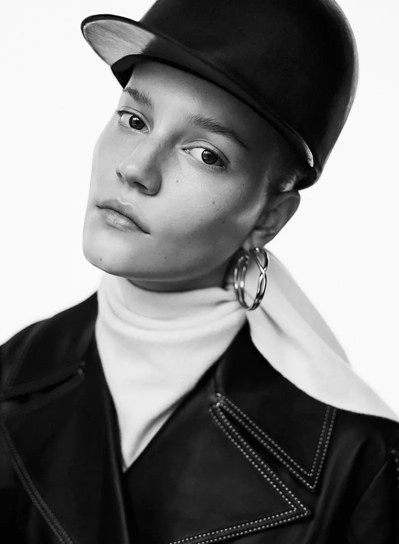 Lina Hoss modelliert elegante Looks für Harper's Bazaar Niederlande