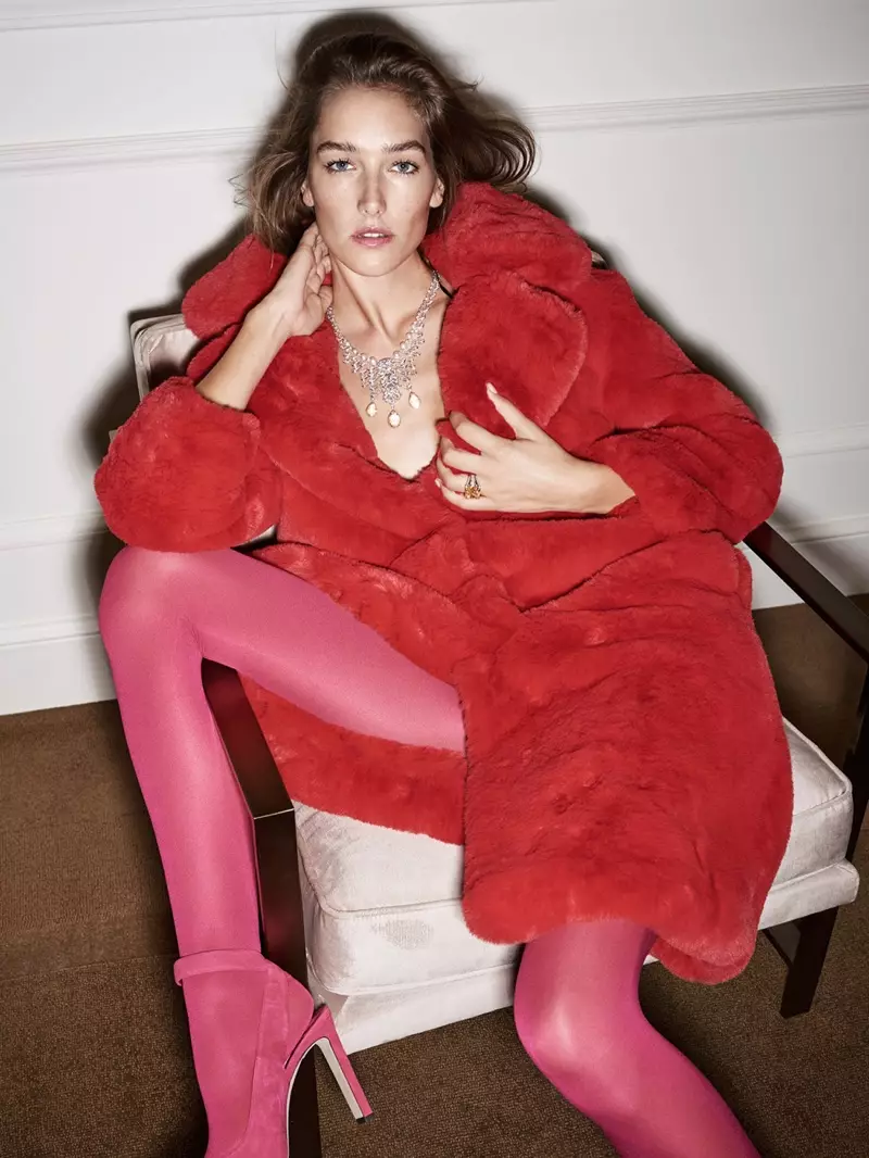 Josephine Le Tutour poseert in feestklare looks voor Harper's Bazaar, Spanje