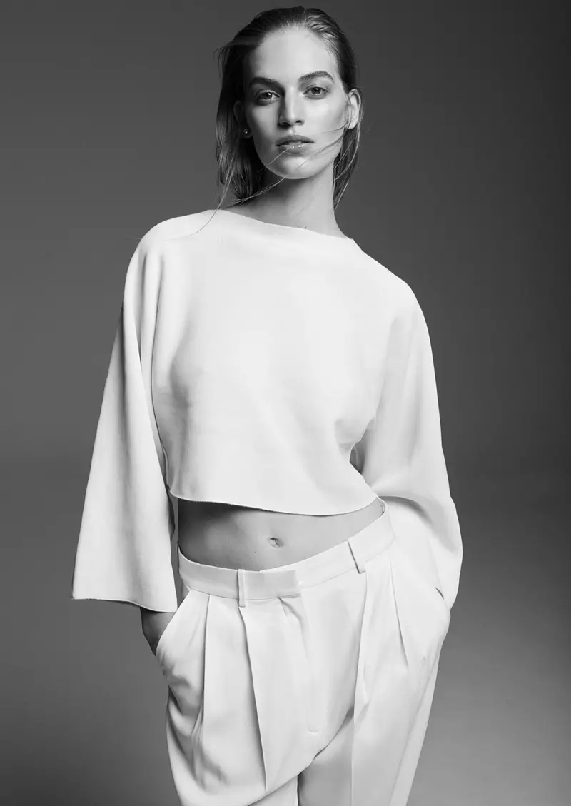 Vanessa Axente modelirala minimalni stil za Supernation #1 autora Zoltana Tombora