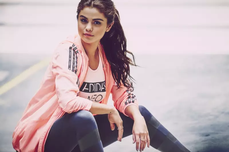 Selena Gomez Sporty Chic da adidas NEO Shoot-en