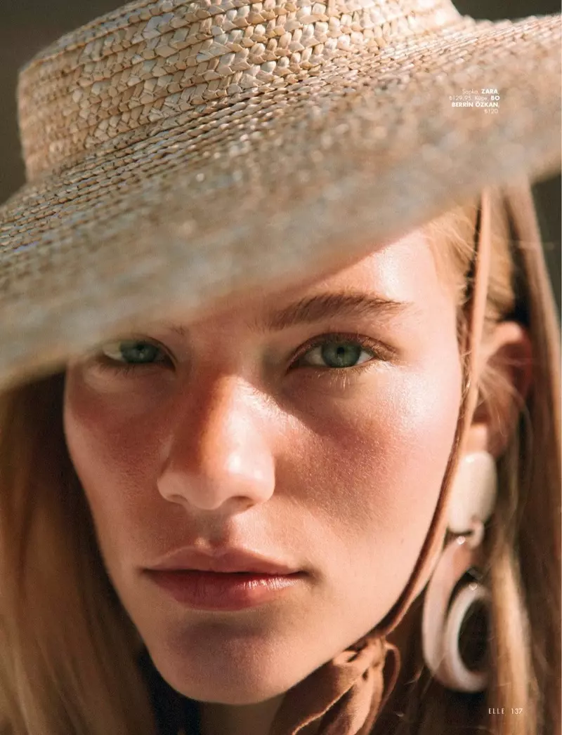 Michela Strate Rules Beach Season para sa ELLE Turkey