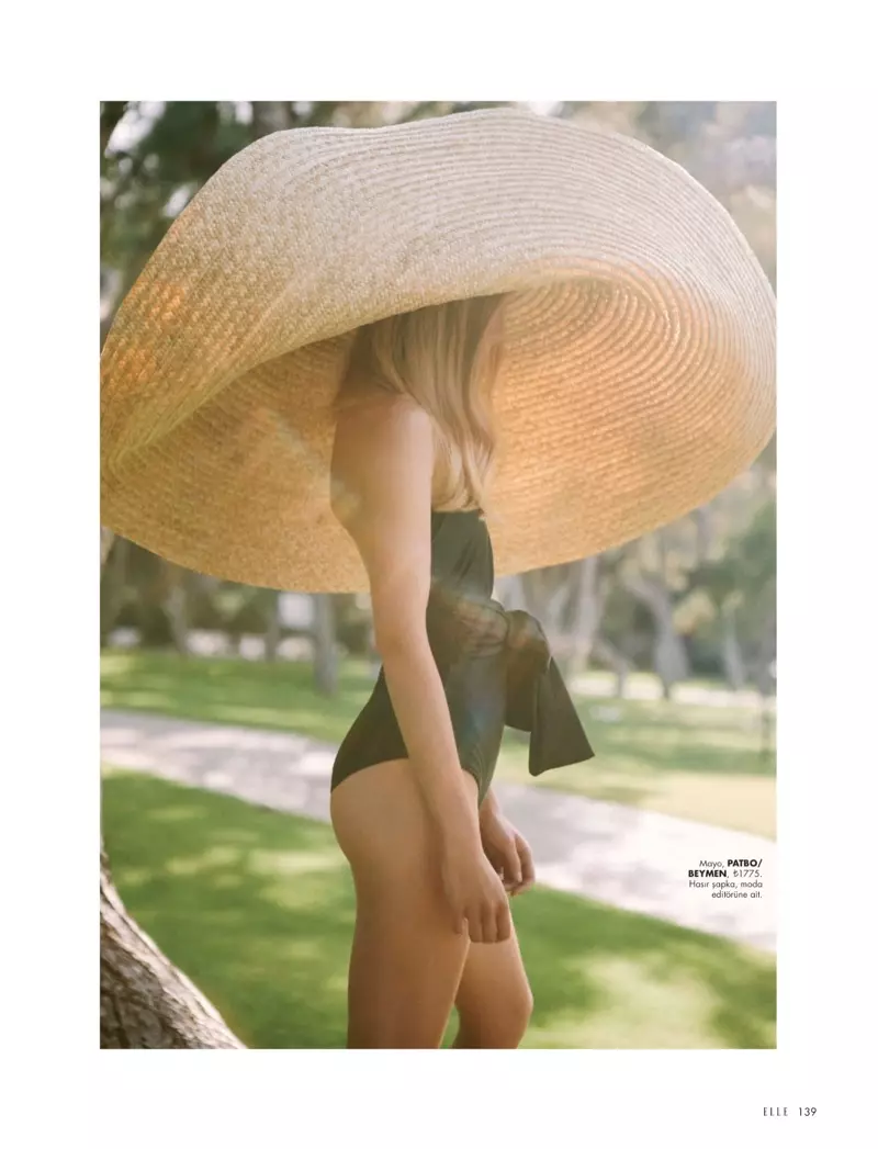 Michela Strate Rules Beach Season para sa ELLE Turkey