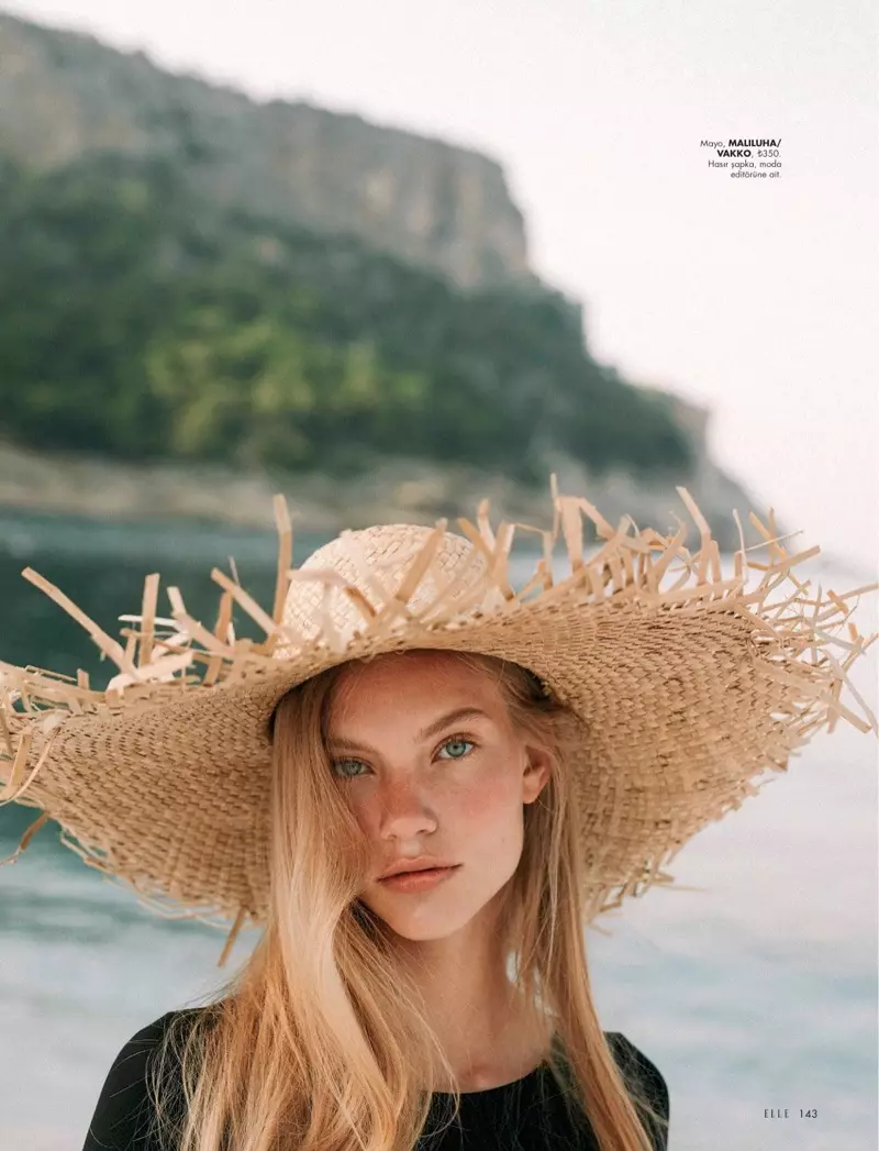 Michela Strate Rules Beach Season para sa ELLE Turkey