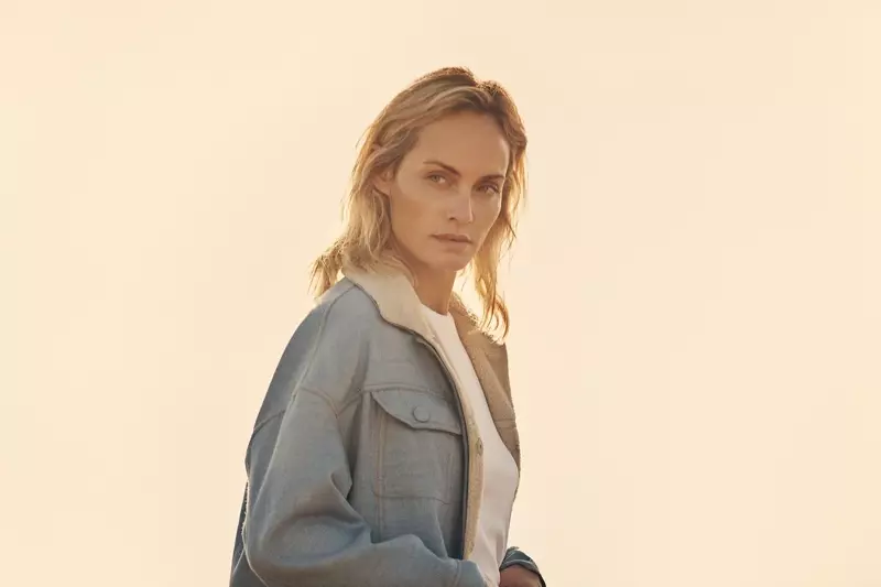 Béntang Amber Valletta dina kampanye cinyusu-panas Agnona 2019