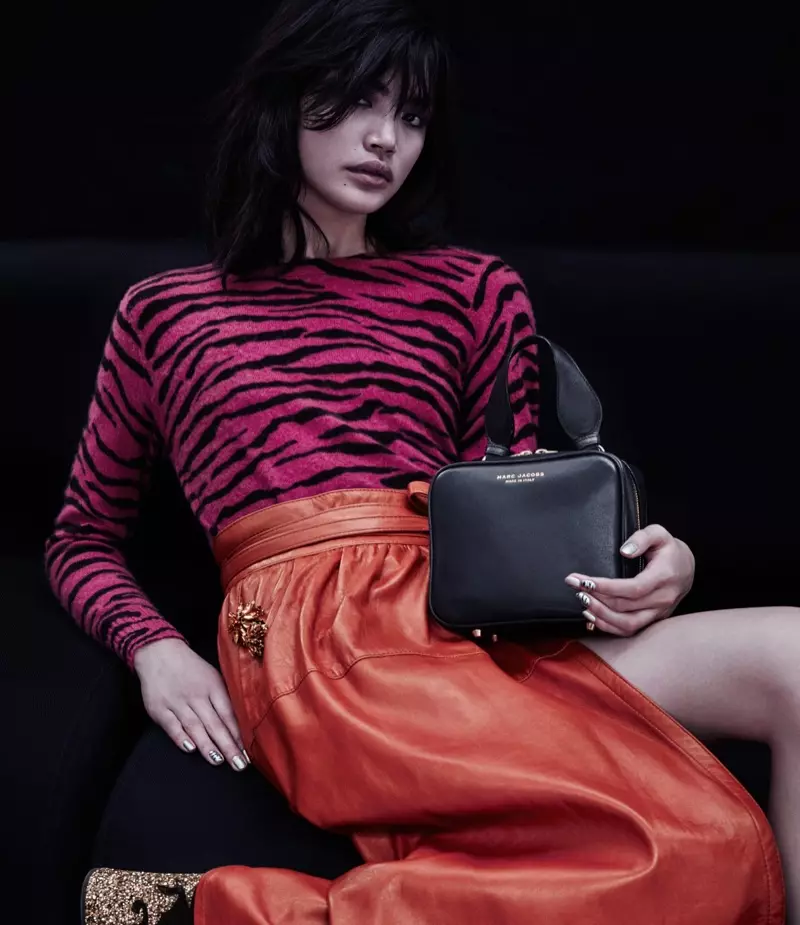 Marc Jacobs sebra-patroon kasjmier trui, leer wrap midi-romp en boks klein sak