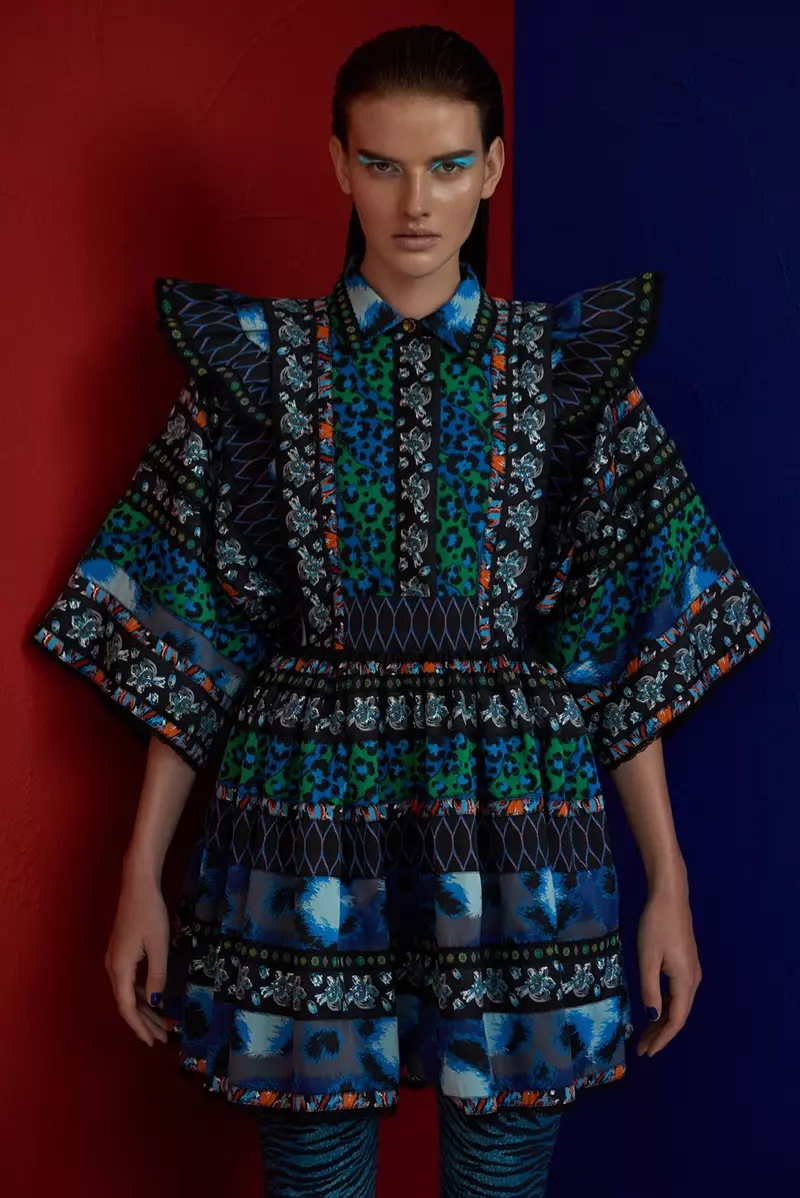 Mei in look fan 'e Kenzo x H&M-gearwurking, omearmet Dorota Kullova kleurige prints